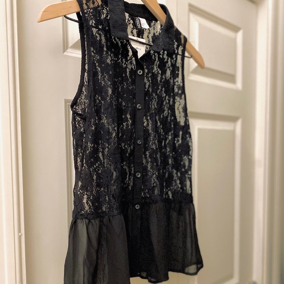 H&M | Sleeveless Lace Button-Up Top - Picture 3 of 9